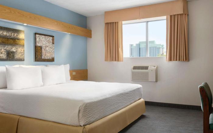 Days Inn & Suites by Wyndham Niagara Falls Centre St. By the Falls