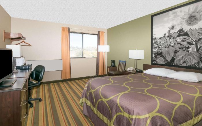 Super 8 By Wyndham Topeka/Wanamaker Rd/I-70