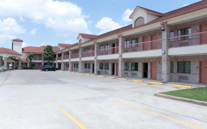 Super 8 By Wyndham Stafford Sugarland Area