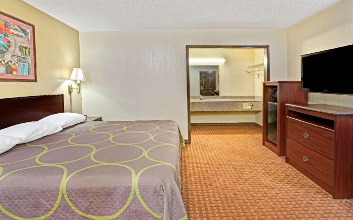 Super 8 By Wyndham Shawnee