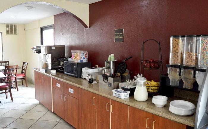 Travelodge by Wyndham San Antonio Lackland AFB North
