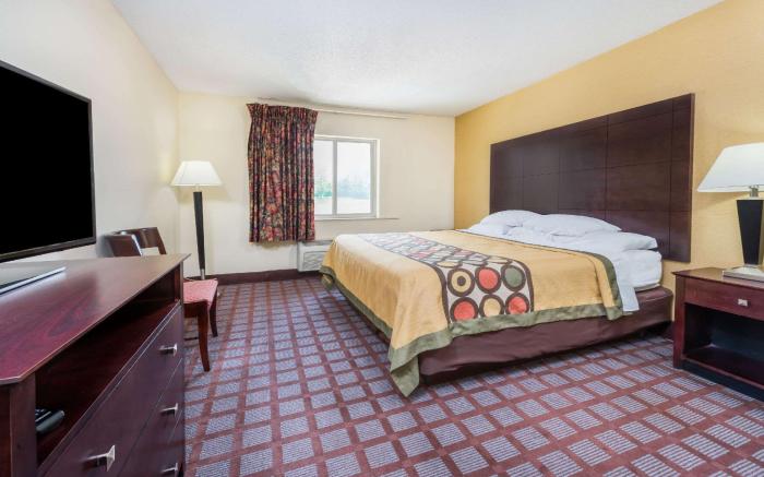 Super 8 by Wyndham Bloomington University Area