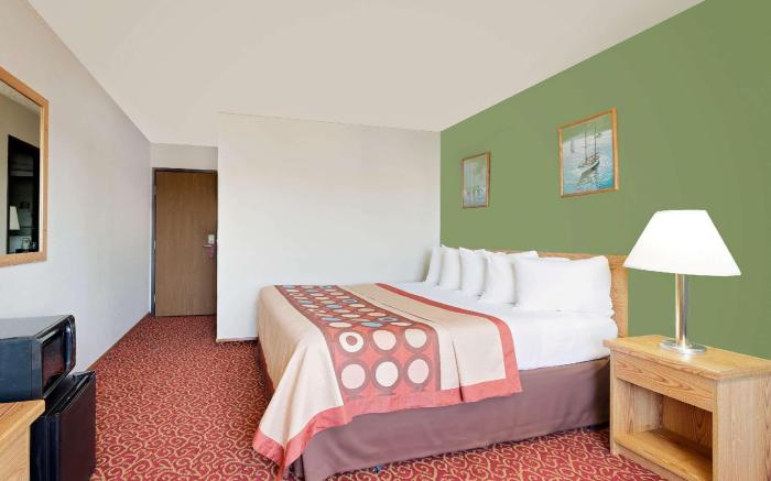 Super 8 By Wyndham Marshall