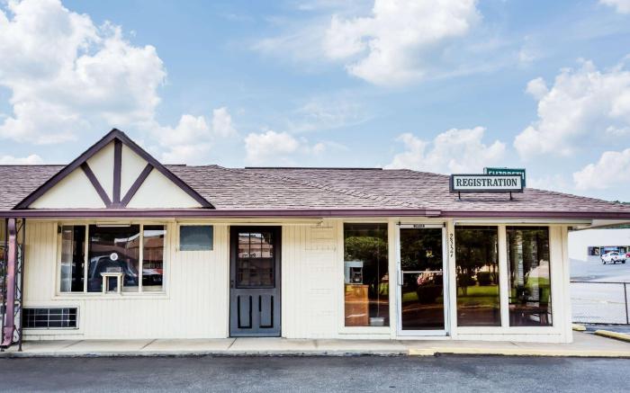 Knights Inn - Collinsville, VA