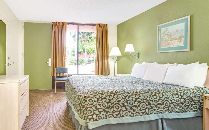 Days Inn by Wyndham Bradenton - Near the Gulf