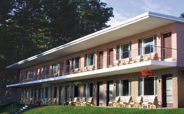 Half Moon Motel & Cottages