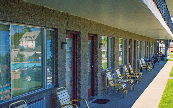 Half Moon Motel & Cottages