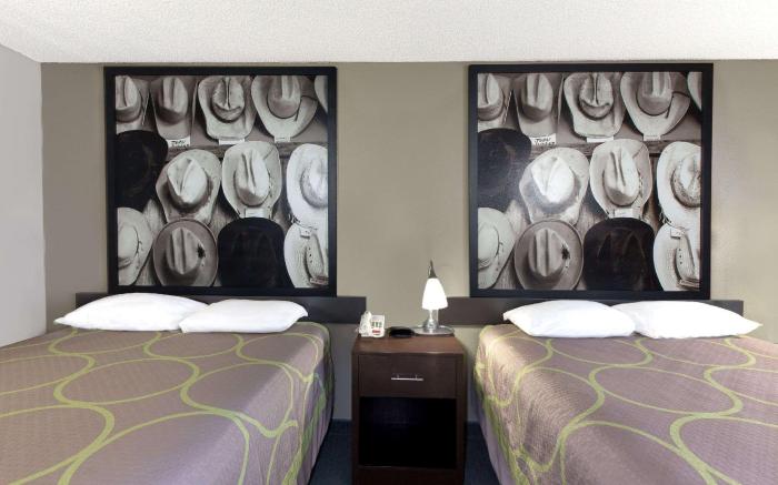 Super 8 By Wyndham Victoria/North/Mall Area