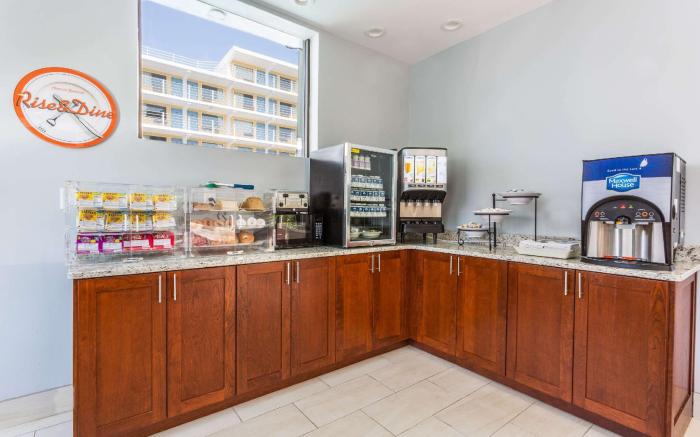 Howard Johnson by Wyndham Virginia Beach At The Beach