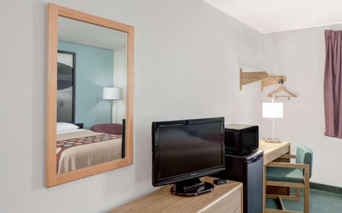 Super 8 By Wyndham Gas City Marion Area