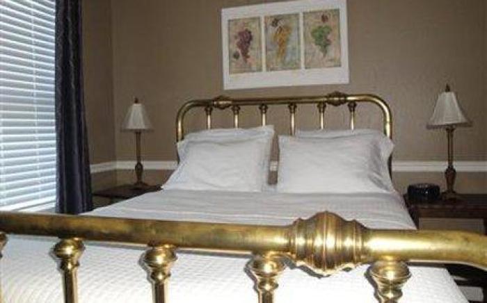 Cinnamon Bear Creekside Inn