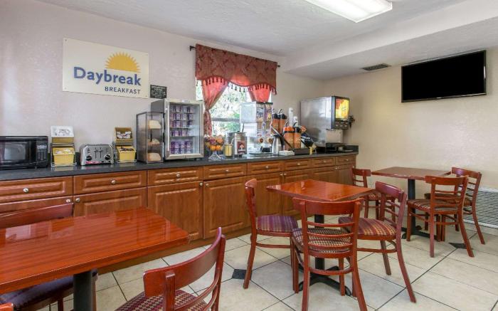Days Inn by Wyndham Bradenton I-75