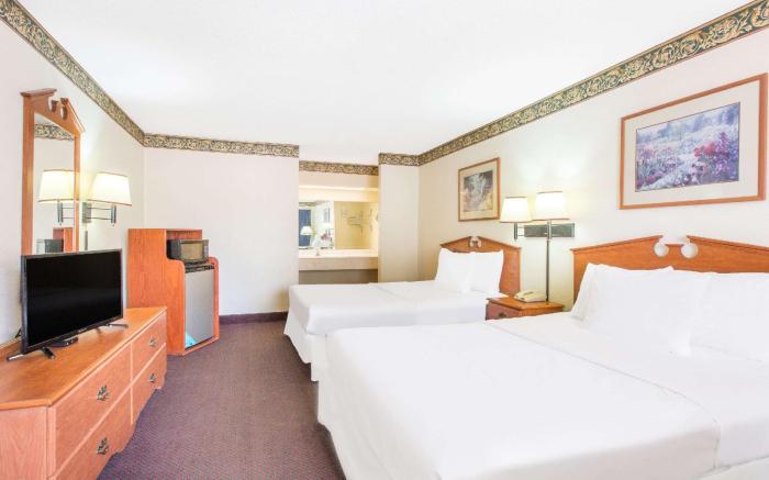Days Inn & Suites by Wyndham Marshall