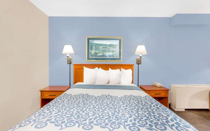 Days Inn by Wyndham Cedar Falls- University Plaza