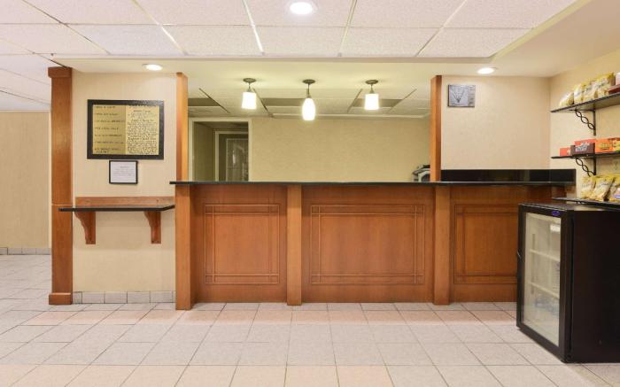 Howard Johnson Hotel & Suites by Wyndham Allentown/Dorney