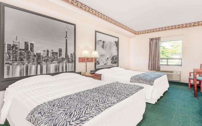 Super 8 By Wyndham Ambassador Bridge Windsor On