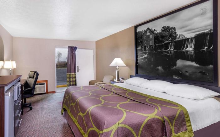 Super 8 By Wyndham Locust Grove
