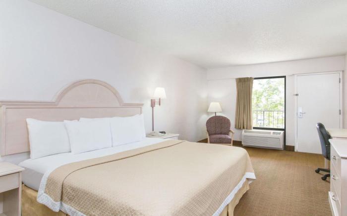 Days Inn & Suites by Wyndham Navarre - near Beaches/Hurlburt