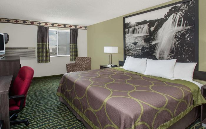 Super 8 By Wyndham Independence Kansas City