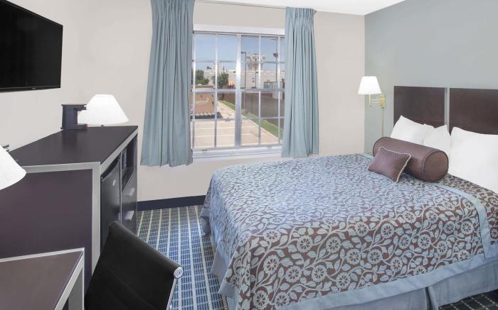 Days Inn by Wyndham Market Center Dallas