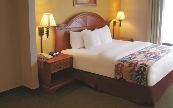 La Quinta Inn & Suites by Wyndham Springfield Airport Plaza