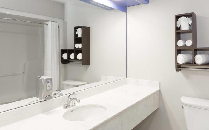 Days Inn & Suites by Wyndham Fort Myers Near JetBlue Park