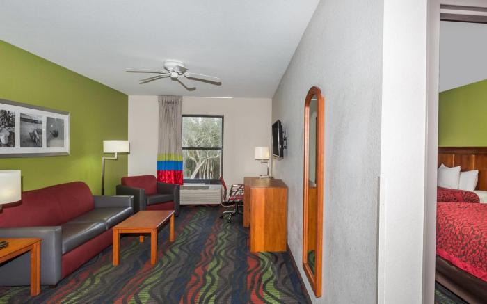 Days Inn & Suites by Wyndham Fort Myers Near JetBlue Park