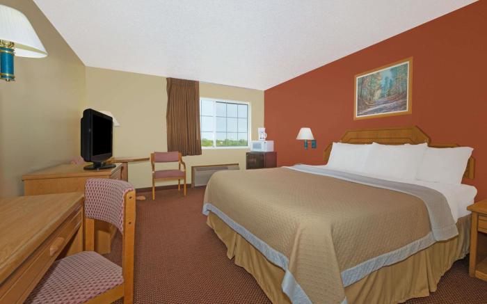 Days Inn by Wyndham Cameron