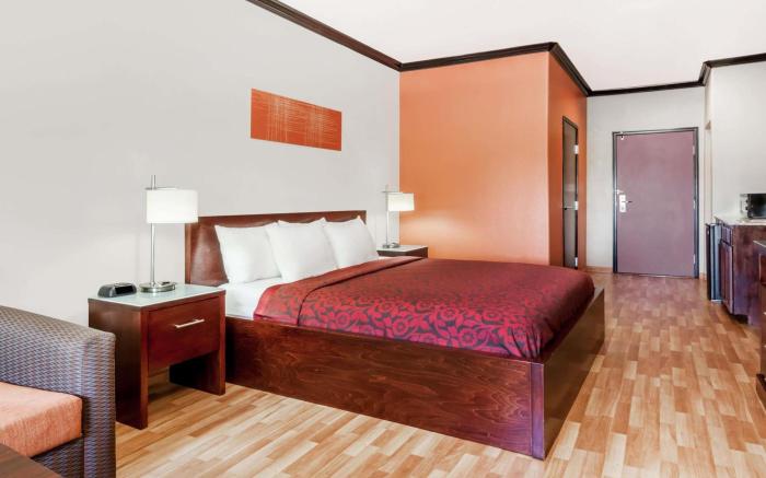 Days Inn & Suites by Wyndham Marquez