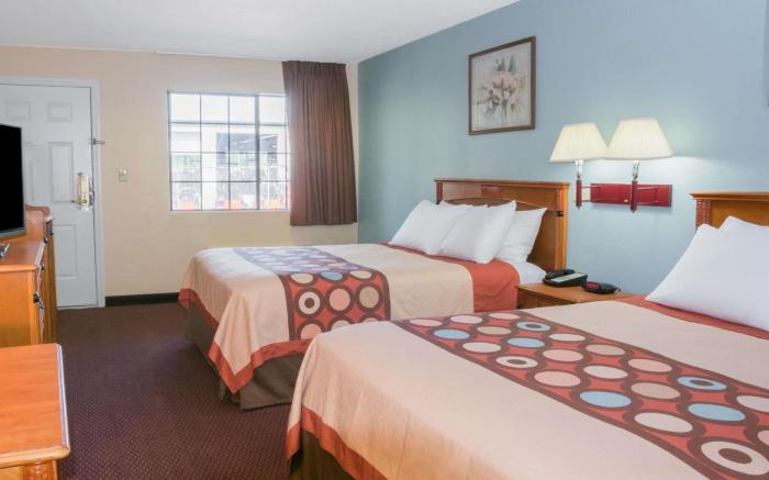 Super 8 By Wyndham Sealy