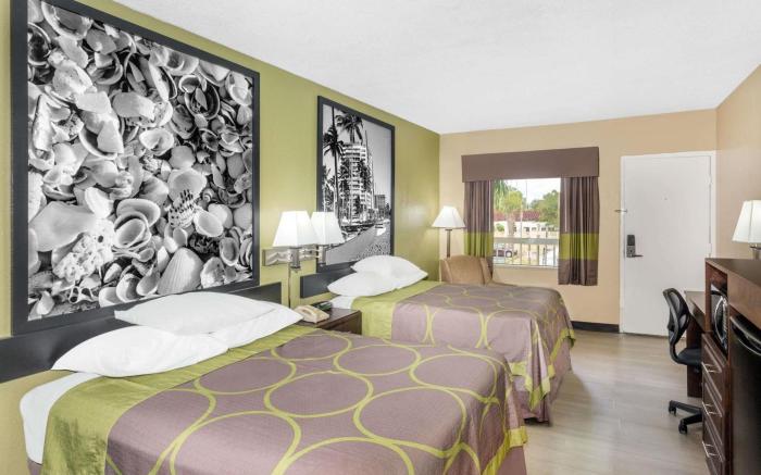 Super 8 By Wyndham Sarasota Near Siesta Key