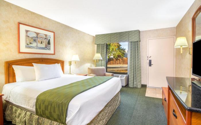 Days Inn & Suites by Wyndham Albuquerque North