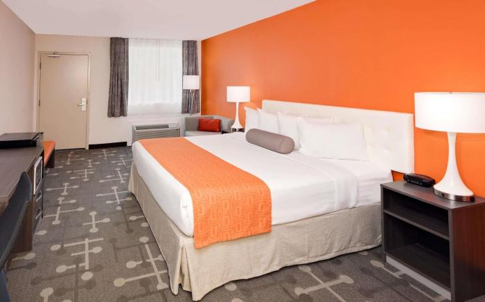 Howard Johnson by Wyndham Florence