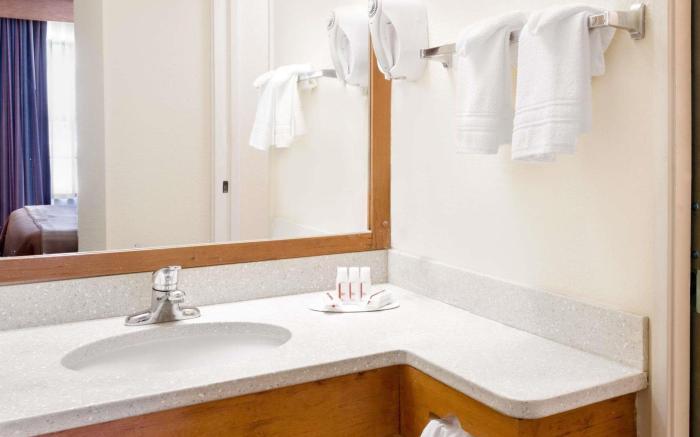 Travelodge by Wyndham Perry National Fairgrounds Area I-75