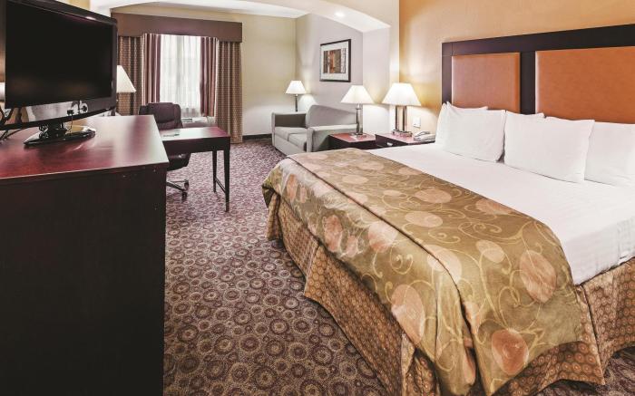 La Quinta Inn & Suites by Wyndham DFW Airport West - Bedford