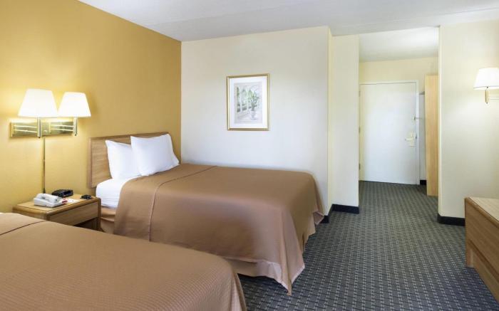 Howard Johnson by Wyndham Newburgh