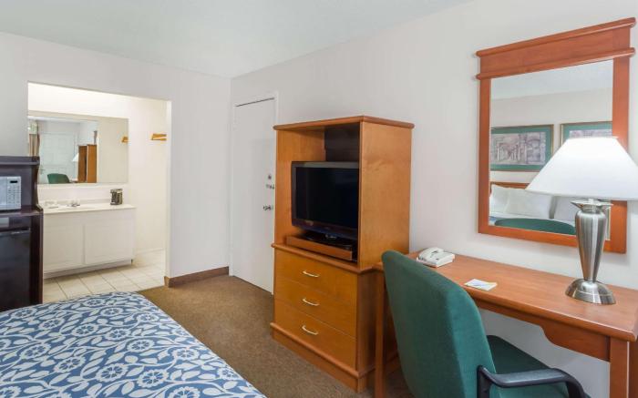 Days Inn by Wyndham Fort Myers Springs Resort