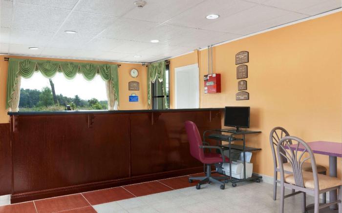 Days Inn by Wyndham Queensbury/Lake George