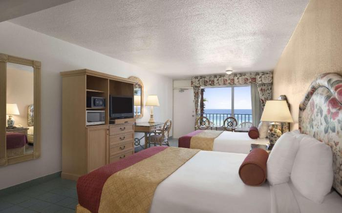 Days Inn by Wyndham Panama City Beach/Beachfront Resort