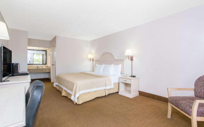 Days Inn & Suites by Wyndham Navarre - near Beaches/Hurlburt