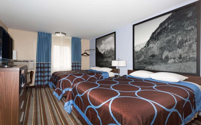 Super 8 By Wyndham Longmont/Twin Peaks