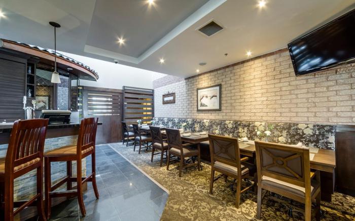 Monte Carlo Inn Airport Suites