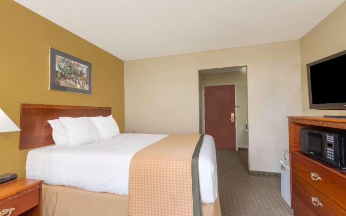 Days Inn by Wyndham Norton