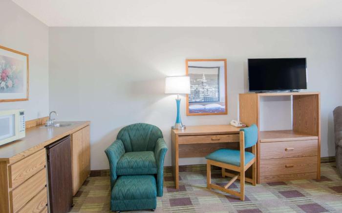 Super 8 By Wyndham Toledo