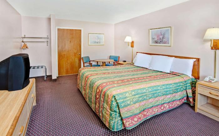 Super 8 By Wyndham Marietta/West/Atl Area