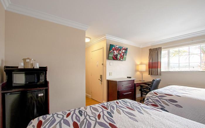 Red Roof Inn & Suites Monterey