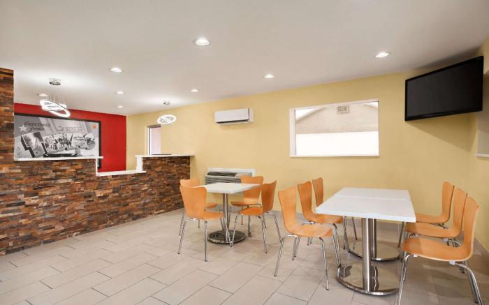 Super 8 By Wyndham Corsicana