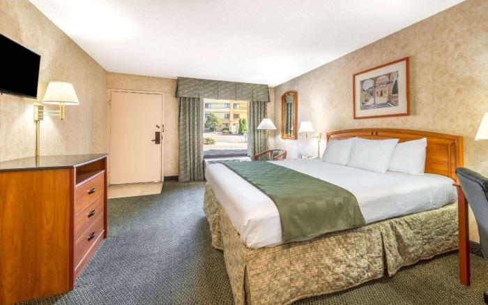 Days Inn & Suites by Wyndham Albuquerque North