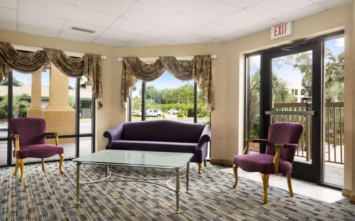 Days Inn & Suites by Wyndham Savannah Midtown