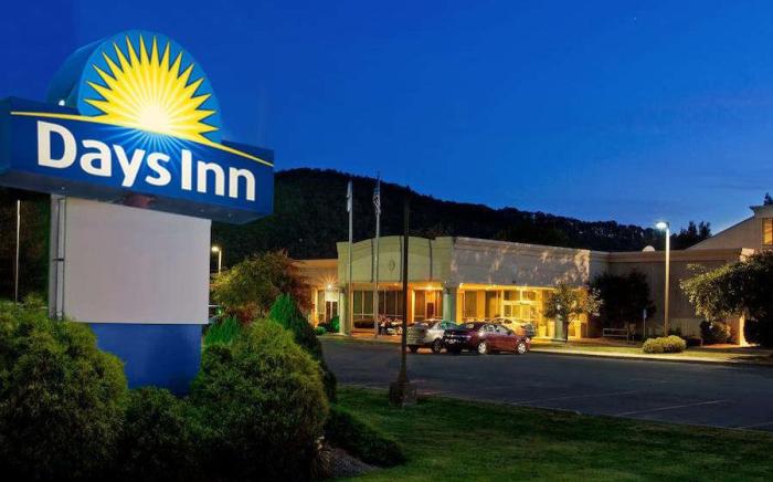 Days Inn by Wyndham Warren